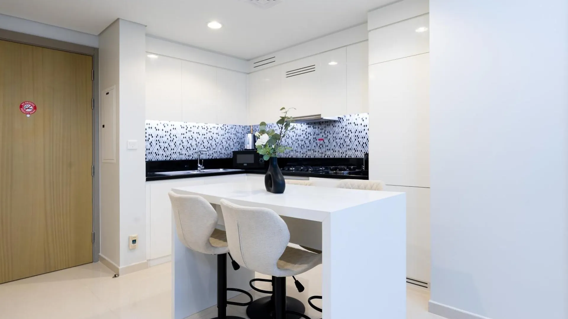 Apartment Keyrock Living - Elegant 2Br Escape With Mesmerizing City Views Dubai